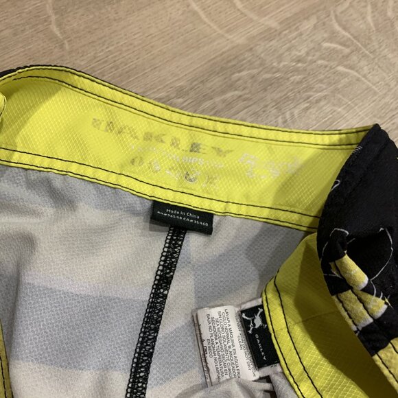 Y2K Oakley Surf Board Shorts Blade Men's Size 33 Yellow Black Ripstop Stretch - Picture 2 of 8